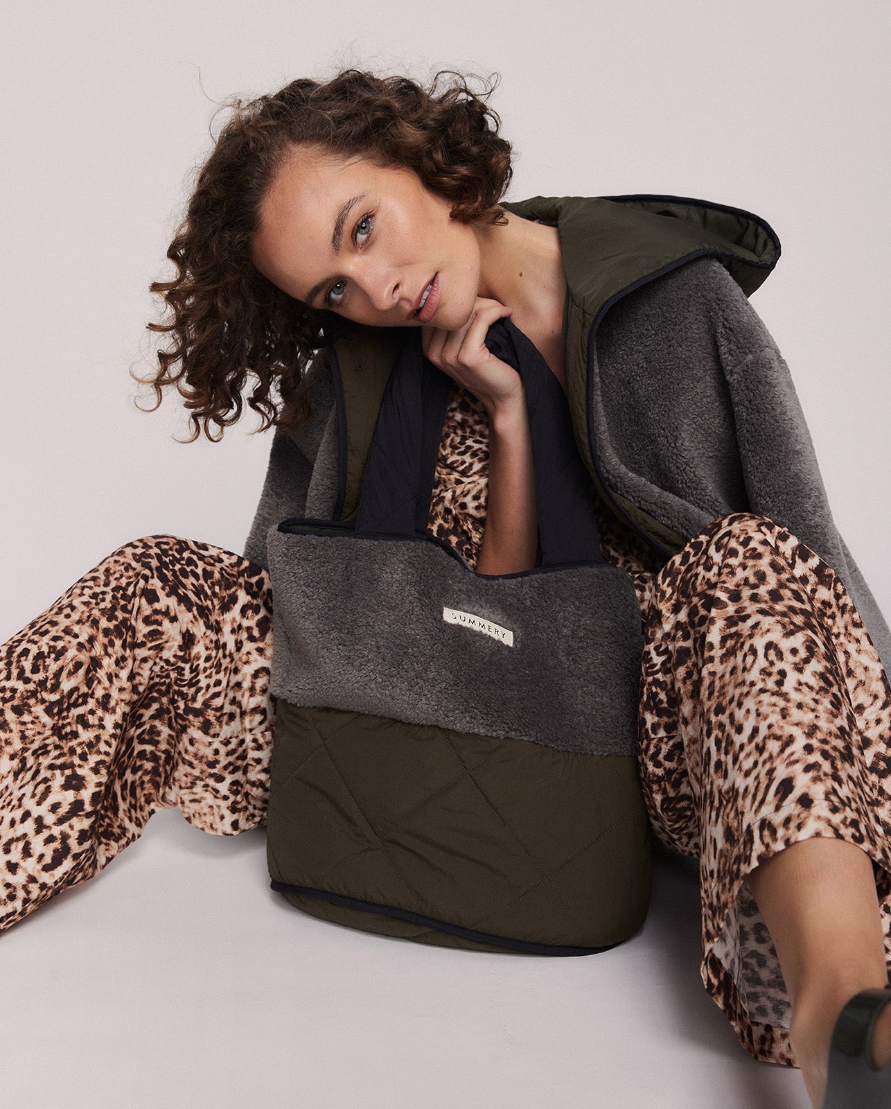 HARLOW QUILTED BUCKET TOTE IN KHAKI